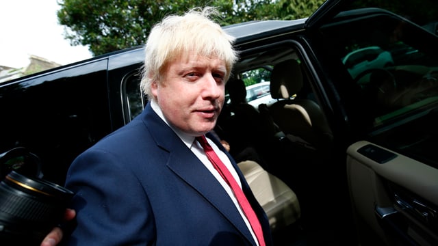 Boris Johnson vor einer offenen Autotür.