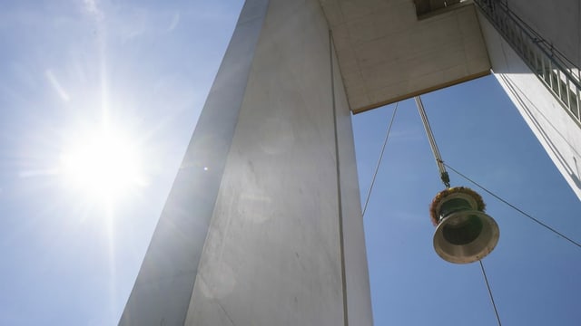 Kirchturm vor bewölktem Himmel