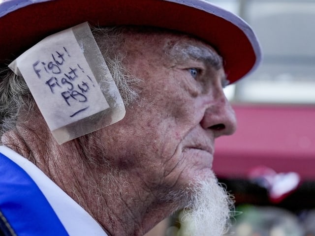 Trump-Anhänger mit abgeklebtem Ohr.