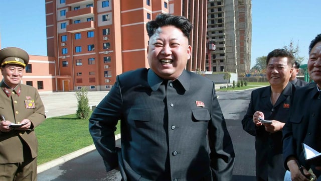 Kim Jong-Un lachend mit Mitarbeitern