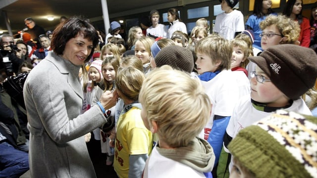 Doris spricht mit einer Kinderschar