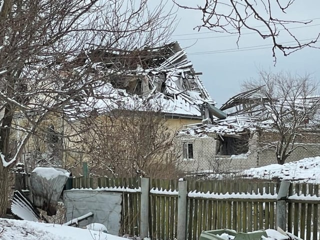 Ein verbarrikadiertes Gartenhäuschen im Schnee