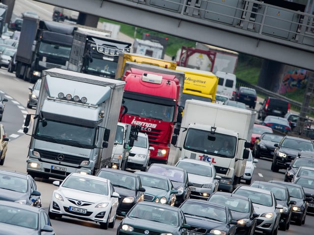 Stau, Lastwagen und Autos.