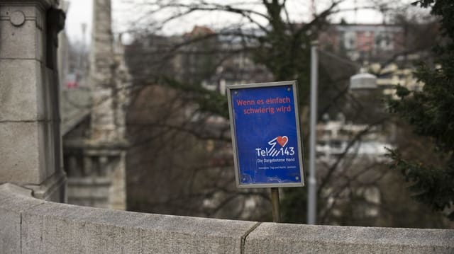 Ein blaues Schild an der Berner Kornhausbrücke weist auf die Telefonnummer 143 hin.