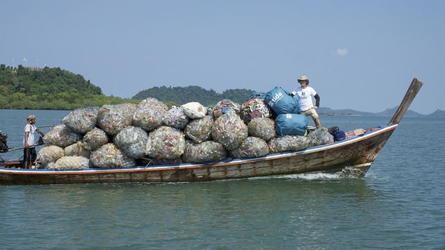 Ein Schiff im Meer ist gefüllt mit Plastikabfällen