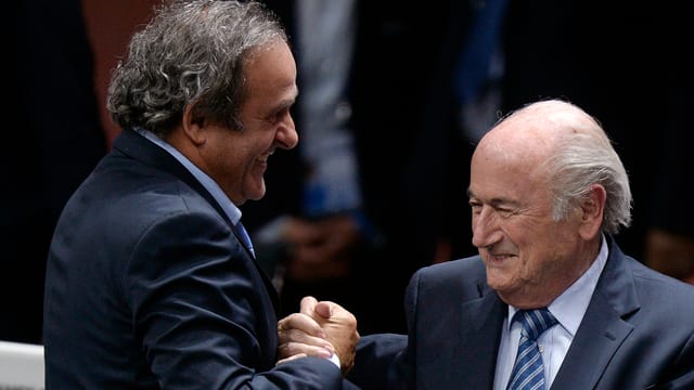 Michel Platini (links) und Sepp Blatter (rechs) beim Handschlag (Archivbild).