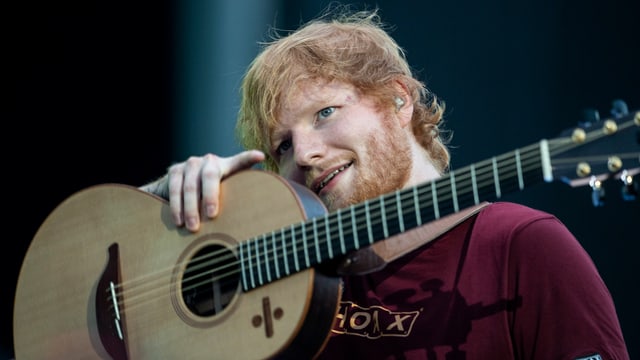 Ed Sheeran und seine Gitarre im Zürcher Letzigrund-Stadion.