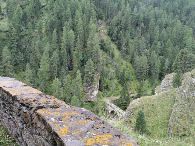 Steinbrücken und Steinstrassen in den Bergen.