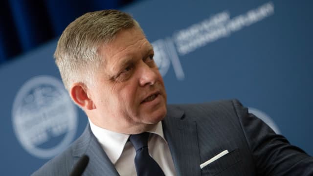 Robert Fico blickt zur Seite.