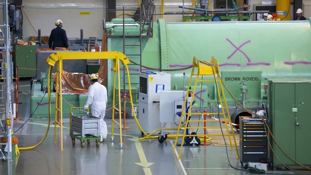 Maschinenraum AKW Mühleberg, Kreuz auf Generator