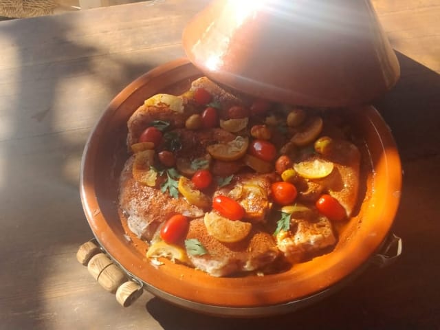 Tagjine mit Poulet und Tomaten.