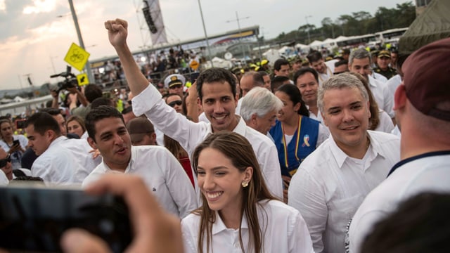 Guaidó reckt Faust in die Luft