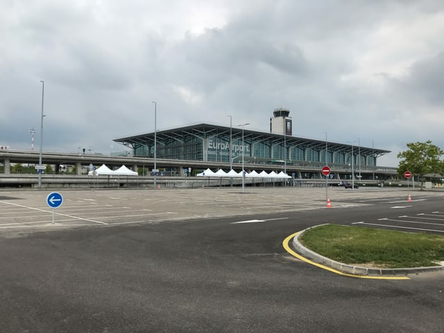 Welchen Parkplatz hätten Sie denn gern? Keine Flüge, bedeutet auch leere Parkplätze.