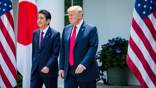 Donald Trump und Shinzo Abe vor dem Weissen Haus.