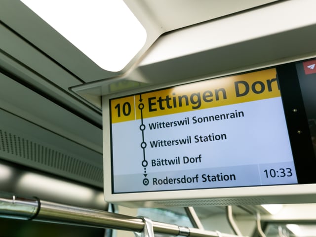 Eine digitale Anzeigetafel im Tram zeigt die nächsten Haltestellen.