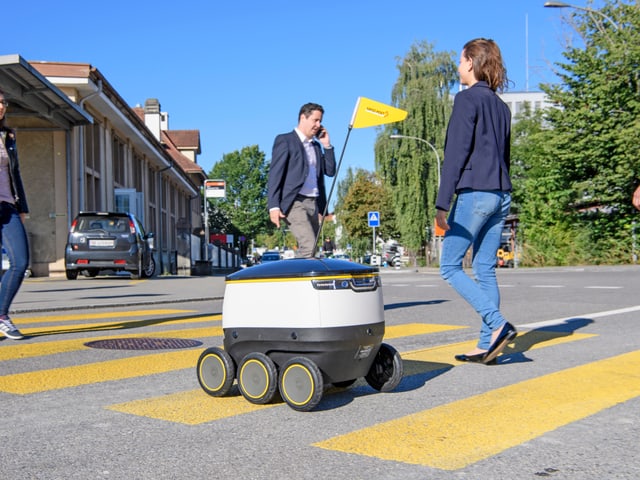 Der Postroboter auf dem Zebrastreifen.