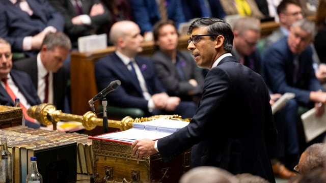 Der britische Premierminister Rishi Sunak spricht im britischen Unterhaus.