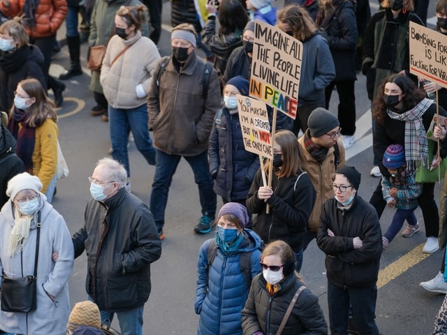 Menschen demonstrieren.