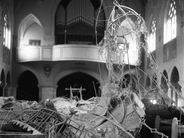 Zerstörter Innenraum einer Kirche in Chippis.