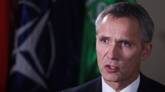 Nato-Generalsekretär Jens Stoltenberg neben einer Nato-Fahne