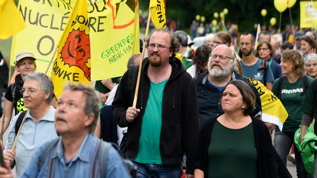 Demonstranten wandern in Richtung Beznau. 