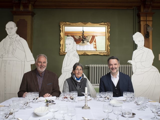 Leo Thomann, Gemeindepraesident von Surses, Donata Willi, Wirtin des Post Hotel Loewe, und Giovanni Netzer, Intendant des Buendner Theaters Origen Festival Cultural.