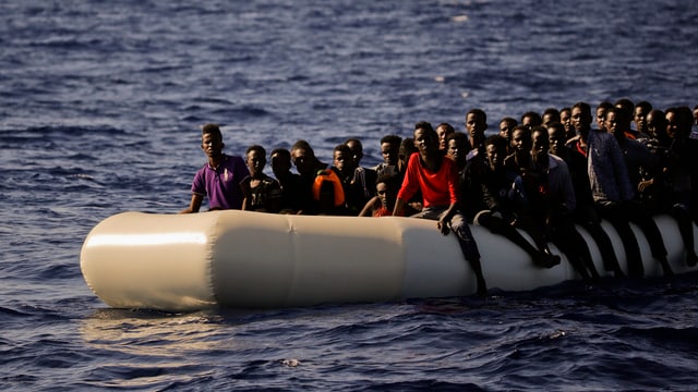 Migranten auf einem Schlauchboot.