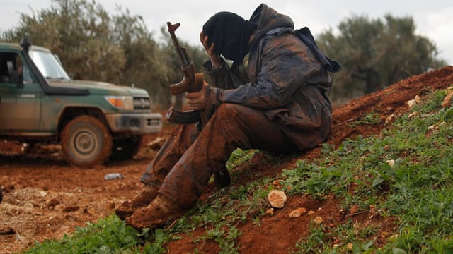 Ein Kämpfer in Syrien stützt den Kopf auf die Hand.