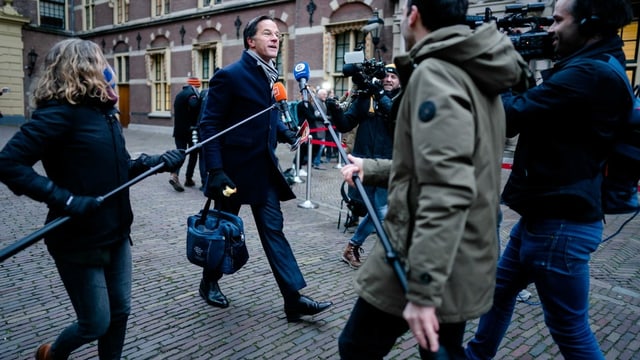 Mark Rutte is interviewed while walking.