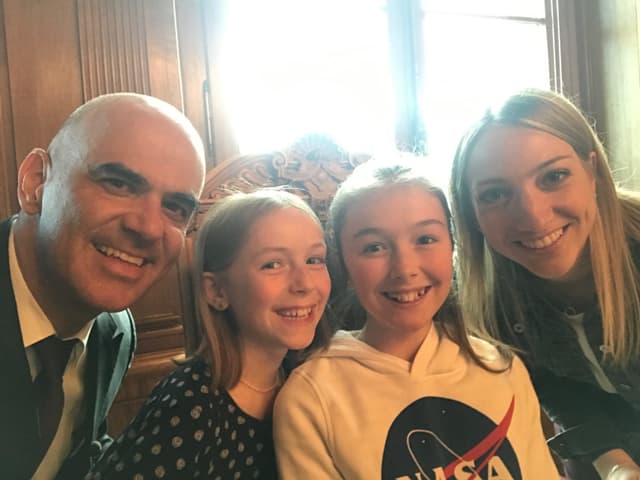 Alain Berset, Silja, Livia und Anna im Bundesratszimmer.