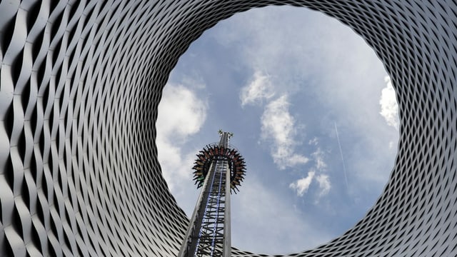 Falling Tower und Hauptgebäude der Messe Schweiz