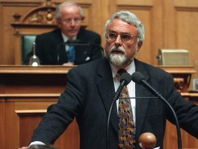 Francis Matthey spricht im Parlament.