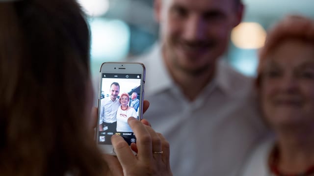 Manch einer nutzt indessen die Gelegenheit für ein Selfie mit Jonas Projer.