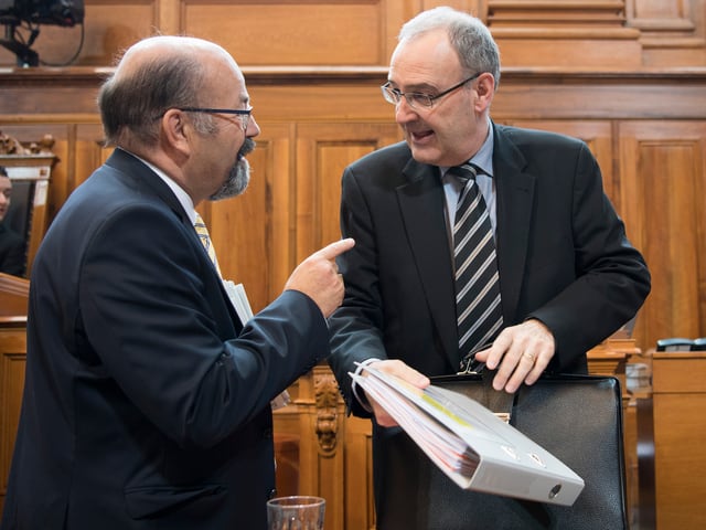 Joachim Eder (links) im Gespräch mit Bundesrat Parmelin. 