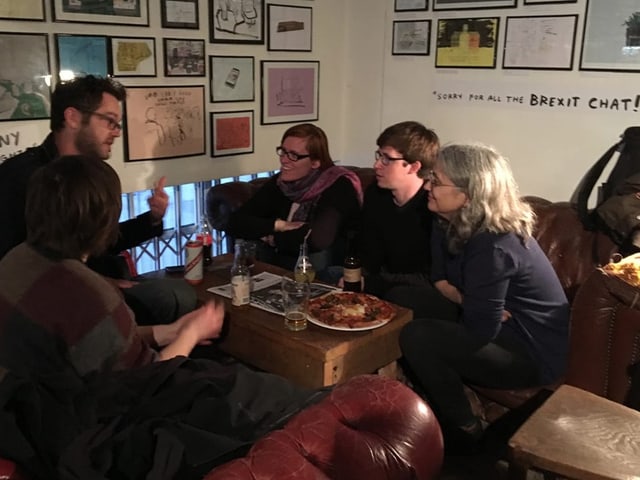 Menschen sitzen in einem Café