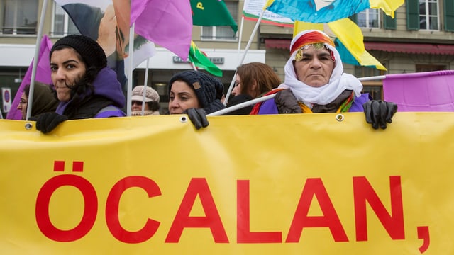 Frauen demonstrieren in Bern für die Freilassung  Abdullah Öcalan.