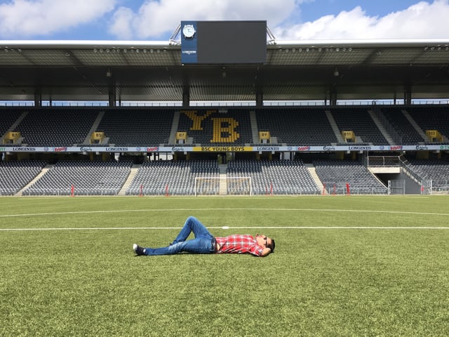 Joel Grolimund liegt im Stade de Suisse auf dem Rasen. 