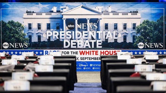 Plakat für Präsidentschaftsdebatte im Fernsehstudio