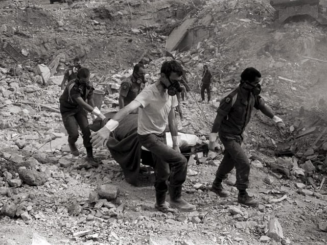 Französische Soldaten bergen Kameraden nach dem Anschlag in Beirut 1983