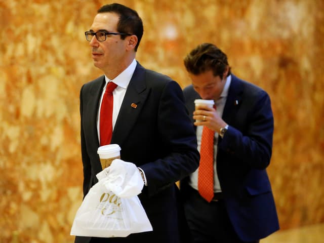 Steven Mnuchin mit Plastiksack und Kaffee-Becher.