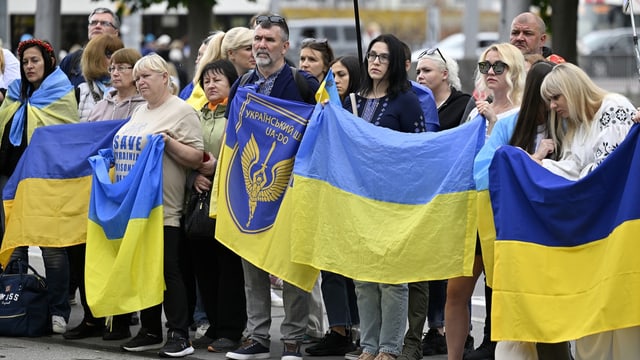 Ukrainerinnen und Ukrainer an einer Kundgebung während der Ukraine-Konferenz in Luzern.