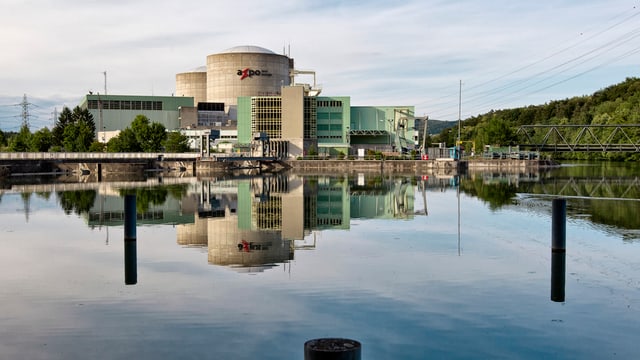 Kernkraftwerk Beznau vom Wasser aus fotografiert.