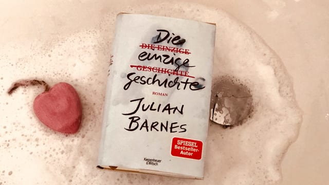 Der Roman «Die einzige Geschichte» von Julian Barnes liegt in einer Badewanne, rundherum liegt Schaum.