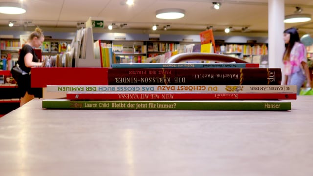 Ein Stapel Kinderbücher.