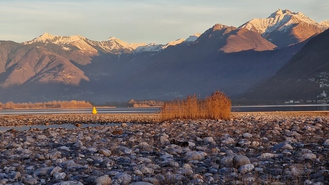 Blick über die Schotterebene des Maggiadeltas.