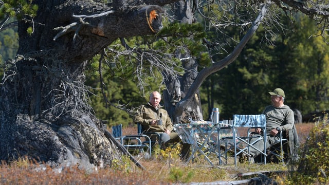 Wladimir Putin mit dem russischen Verteidigungsminister Sergej Schoigu beim Picnic in der sibirischen Taiga.