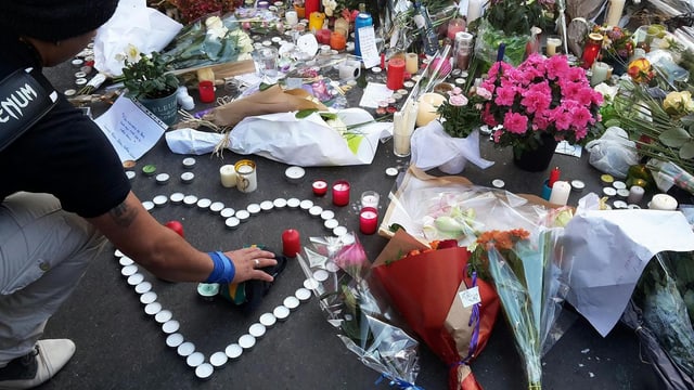 Blumen und Kerzen in Paris für die Opfer der Anschläge