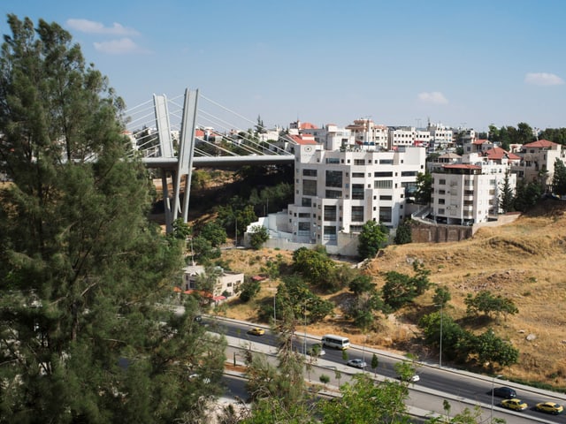 Von der Abdoun Brücke springen Verzweifelte Bürger in den Tod. 