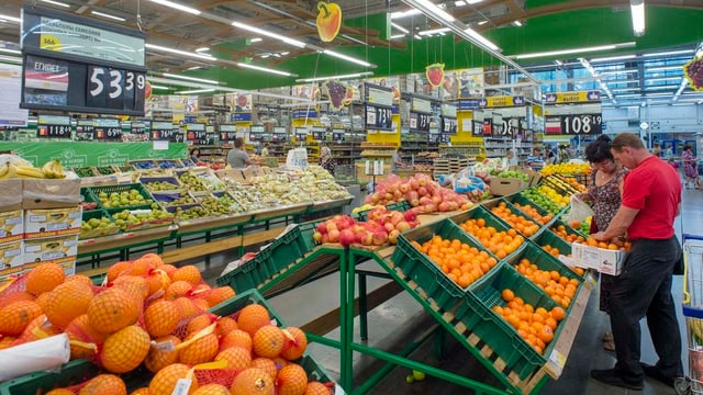 Obstregal eines Supermarktes im russischen Novosibirsk