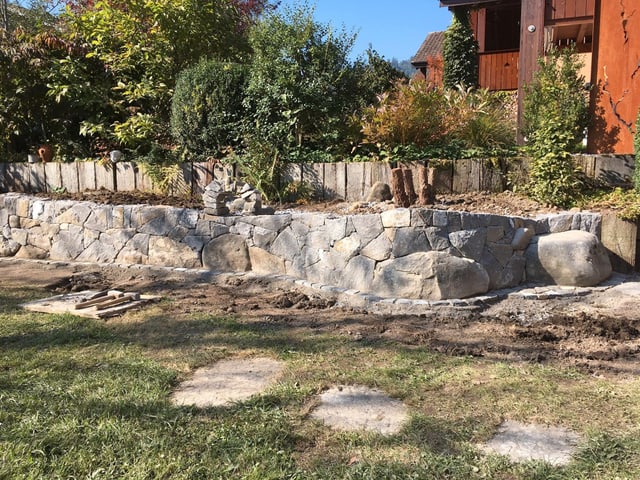 Bienengarten mit Trockenmauer im Bau